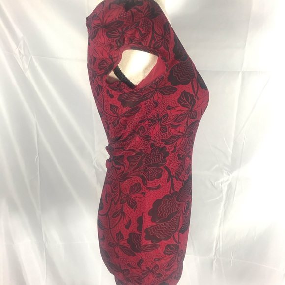 EXPRESS Red & Black Flower Top-long w/ Cap Sleeve - Picture 5 of 6